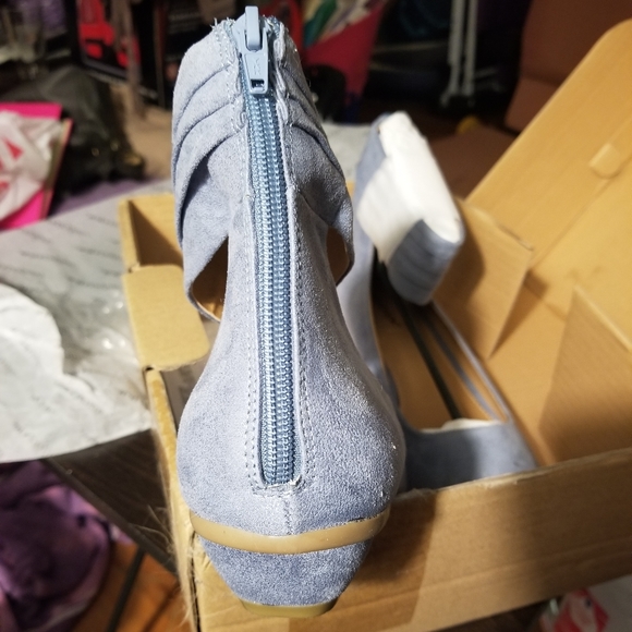 Shoes - Picture 4 of 5